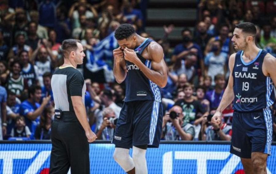 Μέγας Γιάννης Αντετοκούνμπο: Φίλησε το εθνόσημο στη φανέλα μετά το καλάθι και φάουλ