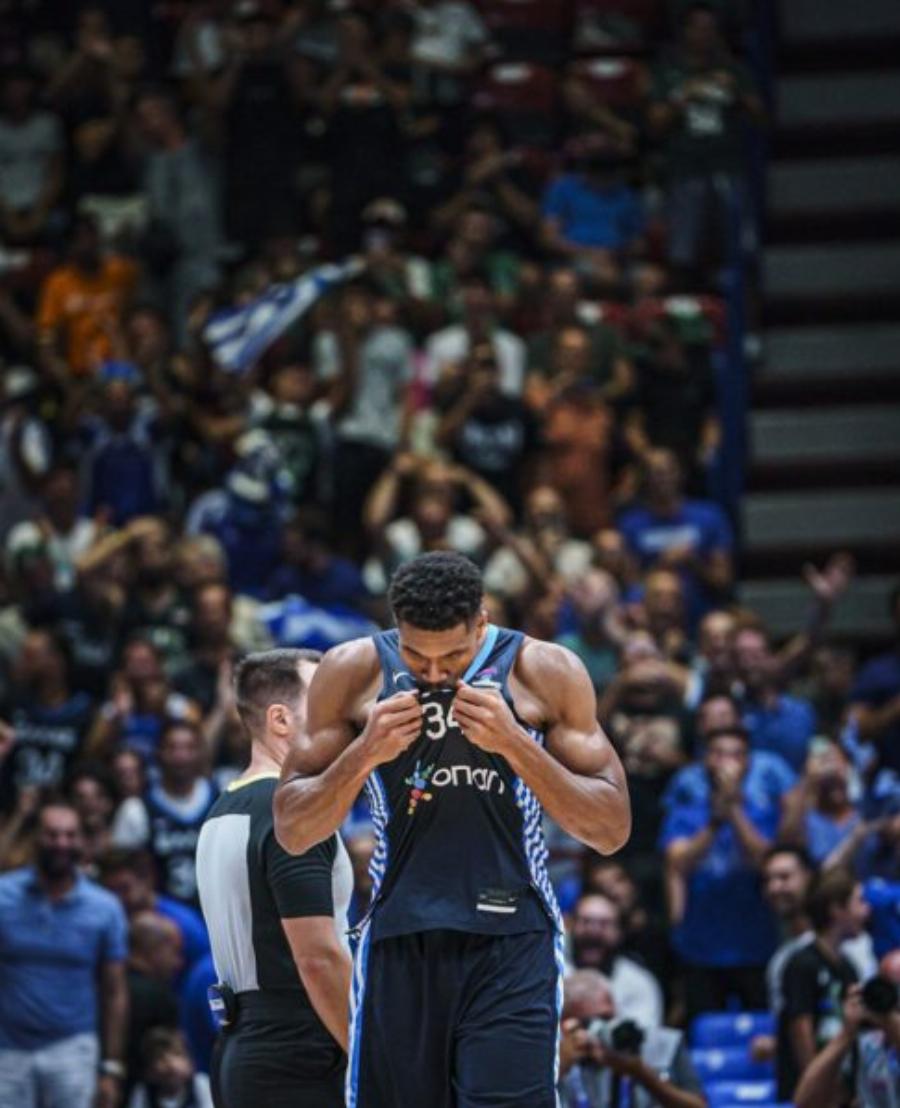 Μέγας Γιάννης Αντετοκούνμπο: Φίλησε το εθνόσημο στη φανέλα μετά το καλάθι και φάουλ