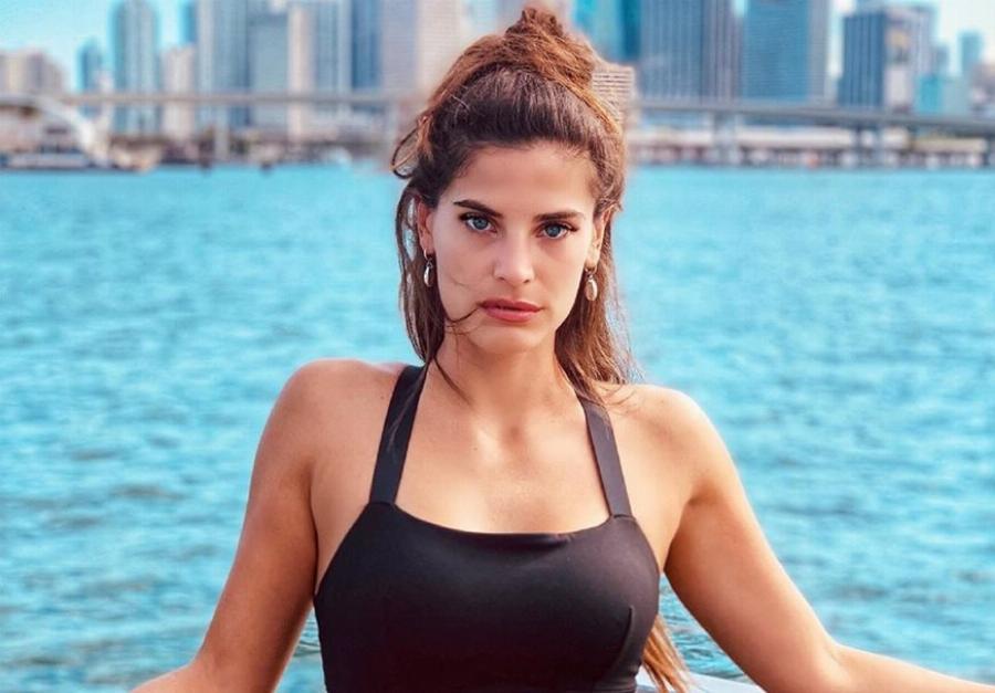 Σαν δυό σταγόνες νερό: Η Χριστίνα Μπόμπα μας συστήνει την αδελφή της για πρώτη φορά, στη Μύκονο για τη βάφτιση των διδύμων