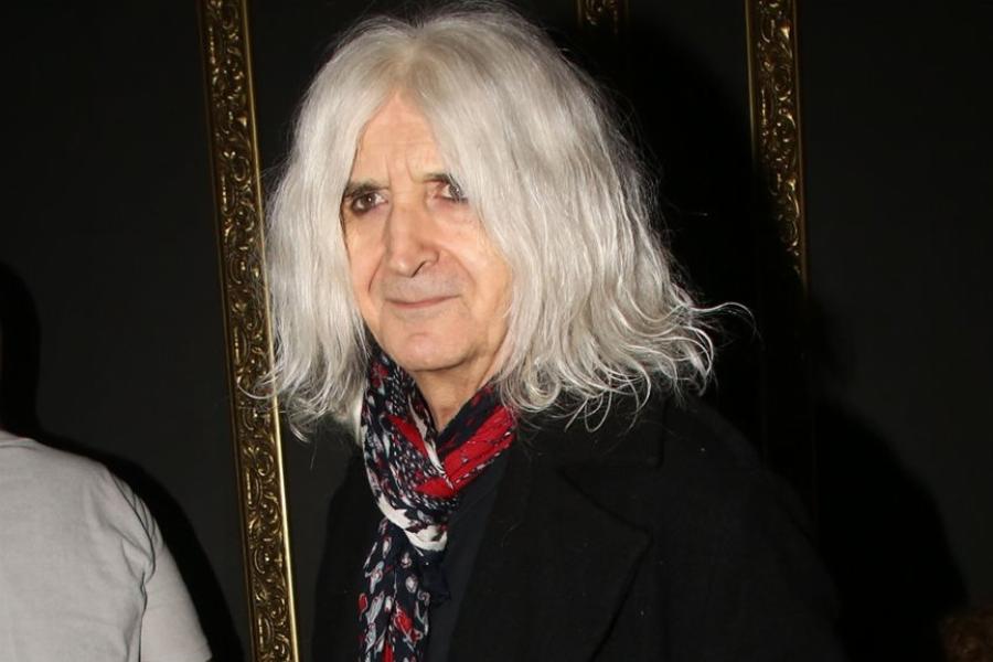 O Νίκος Καρβέλας σε μια φωτογραφία που δεν μας έχει συνηθίσει: Χαμογελαστός και χαρούμενος πλάι στην κόρη του Σοφία