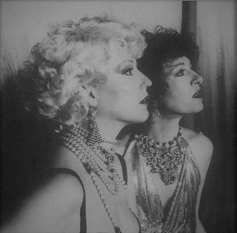 «Δεν έχω Φιλιππινέζα, ρόλεξ και BMW. Αγαπώ τους φίλους μου, τους σκύλους μου, τις αναμνήσεις μου, τις ρυτίδες μου, τους θεατρίνους και τα ταξίδια»