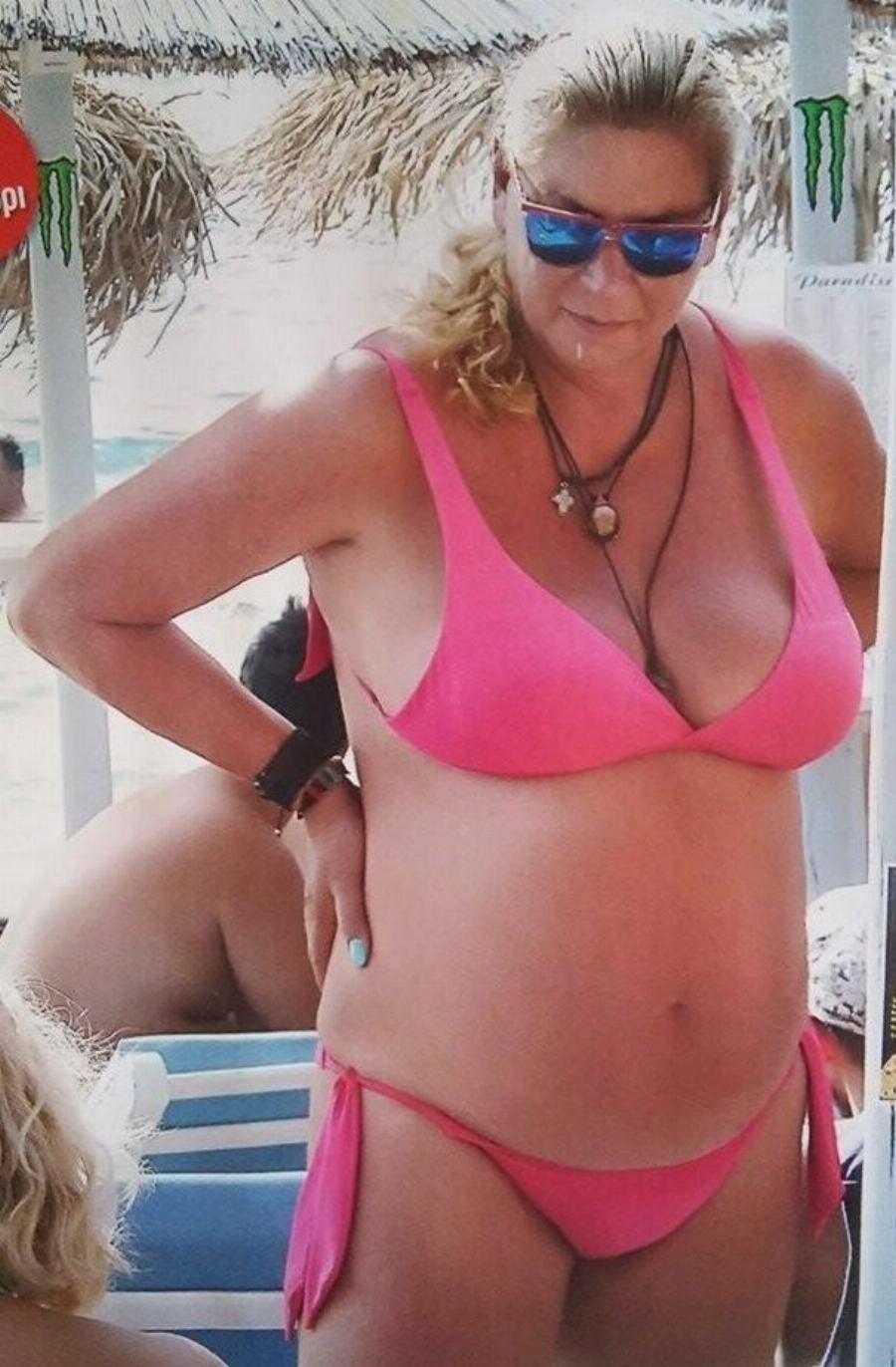 «Τρέλανε» τους παπαράτσι η Δήμητρα Λιάνη Παπανδρέου: Απαθανατίστηκε με το ροζ μπικίνι της στην παραλία