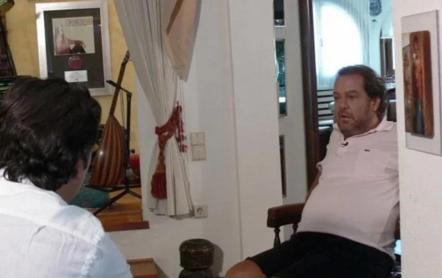 Αρχοντικό και πελώριο του σπίτι του Γιάννη Πάριου στην Αθήνα: Το τζάκι και το τεράστιο σαλόνι κλέβουν την παράσταση