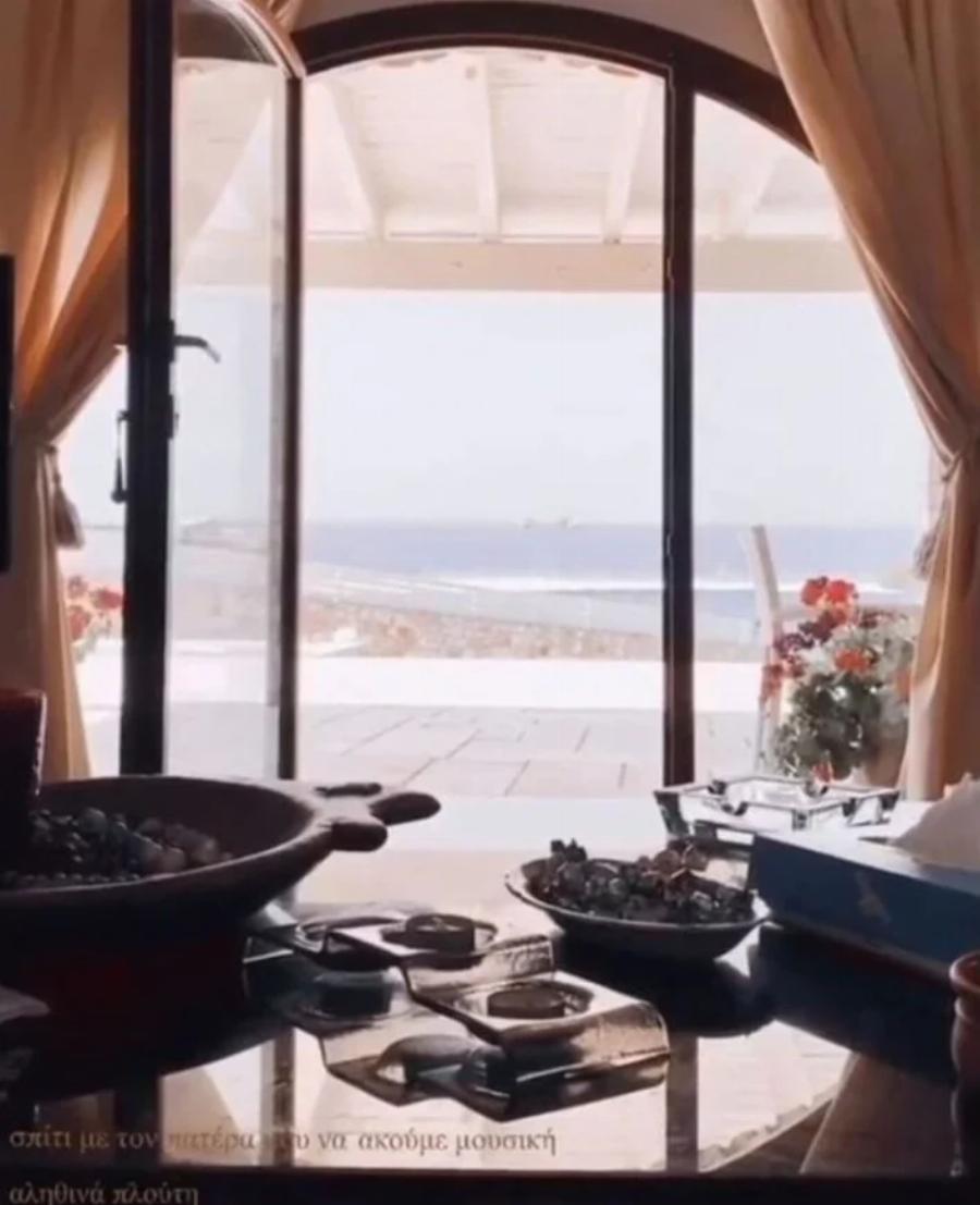 Αρχοντικό και πελώριο του σπίτι του Γιάννη Πάριου στην Αθήνα: Το τζάκι και το τεράστιο σαλόνι κλέβουν την παράσταση