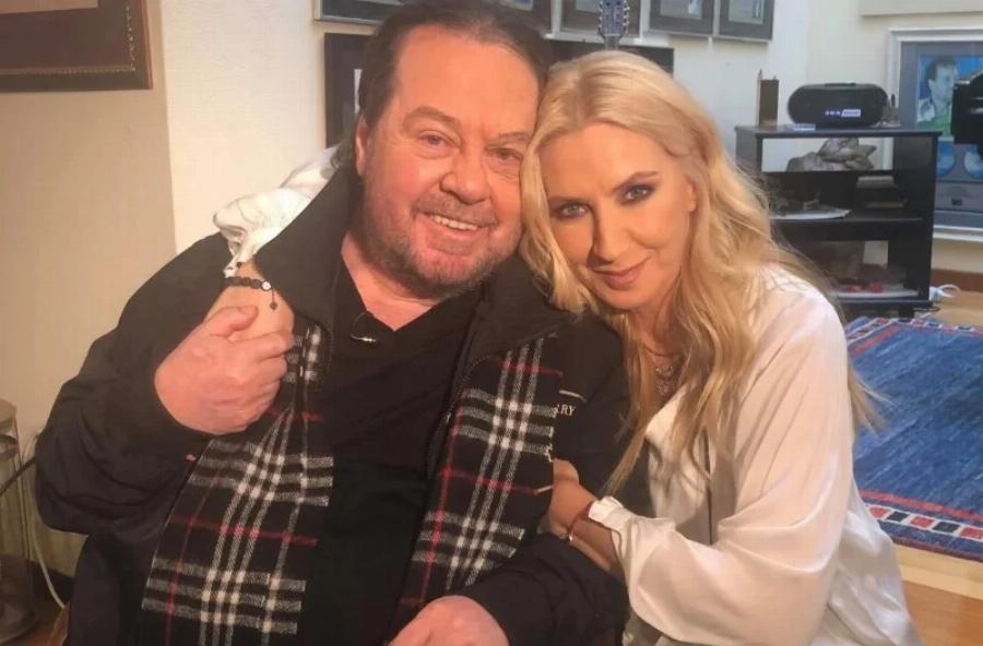 Αρχοντικό και πελώριο του σπίτι του Γιάννη Πάριου στην Αθήνα: Το τζάκι και το τεράστιο σαλόνι κλέβουν την παράσταση