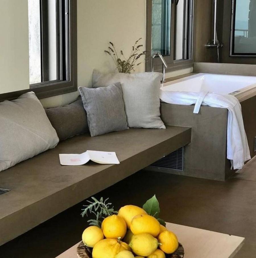 Πετρόχτιστο με υδρομασάζ και θέα το απέραντο γαλάζιο: Το πολυτελέστατο ξενοδοχείο των Σταυροπούλου-Χατζηπαναγιώτη στη Μεσσηνιακή Μάνη