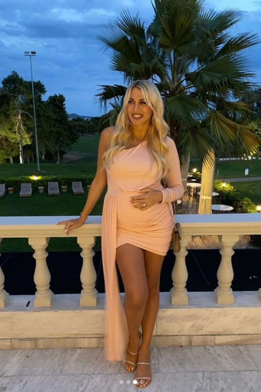 Η πιο όμορφη εγκυμονούσα στα 35 της η Κωνσταντίνα Σπυροπούλου: Τα λαμπερά γενέθλια με σούπερ μίνι εφαρμοστό φόρεμα