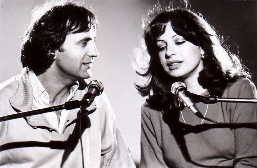 Χάρις Αλεξίου: Τα φτωχικά χρόνια, η μητέρα της από τη Μικρά Ασία, οι δύο γάμοι, η υιοθεσία και η λεωφόρος με το όνομα της