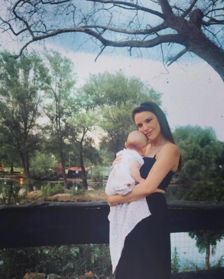 Τους στηρίζουν και στα δύσκολα και στα εύκολα: Οι γυναίκες πίσω από τους παίκτες της Εθνικής ομάδας που σάρωσε στο Eurobasket 2022