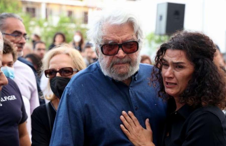Κώστας Καζάκος: Ανείπωτη θλίψη στο τελευταίο «αντίο» στον σπουδαίο ηθοποιό