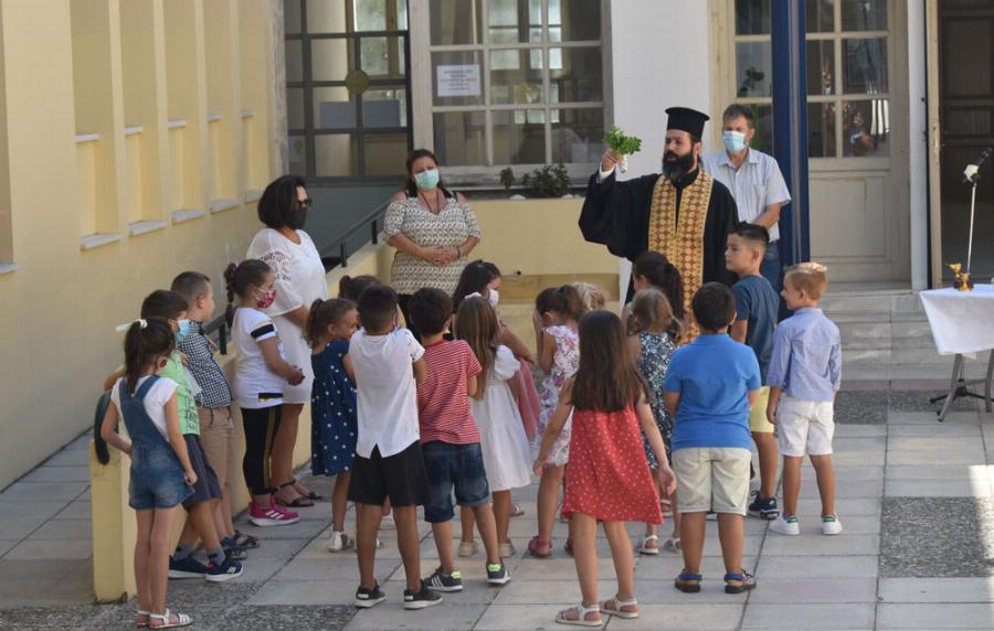 «Όχι, ΔΕΝ θα αγοράσω καινούργια τσάντα στο παιδί μου και ΔΕΝ θα το ντύσω με μάρκα…»
