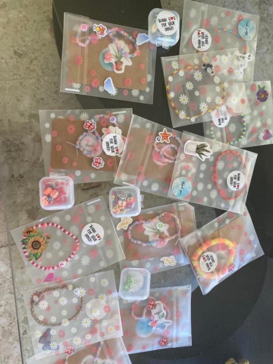 Πράξη αγάπης: Η 11χρονη Αλεξία φτιάχνει κομποσχοίνια για να βοηθήσει στην θεραπεία του μικρού Κυριάκου