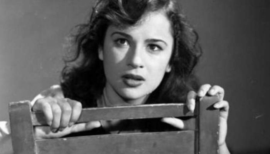 Αλίκη Βουγιουκλάκη: Η εθνική μας σταρ μέσα από σπάνιες φωτογραφίες πίσω από τις κάμερες