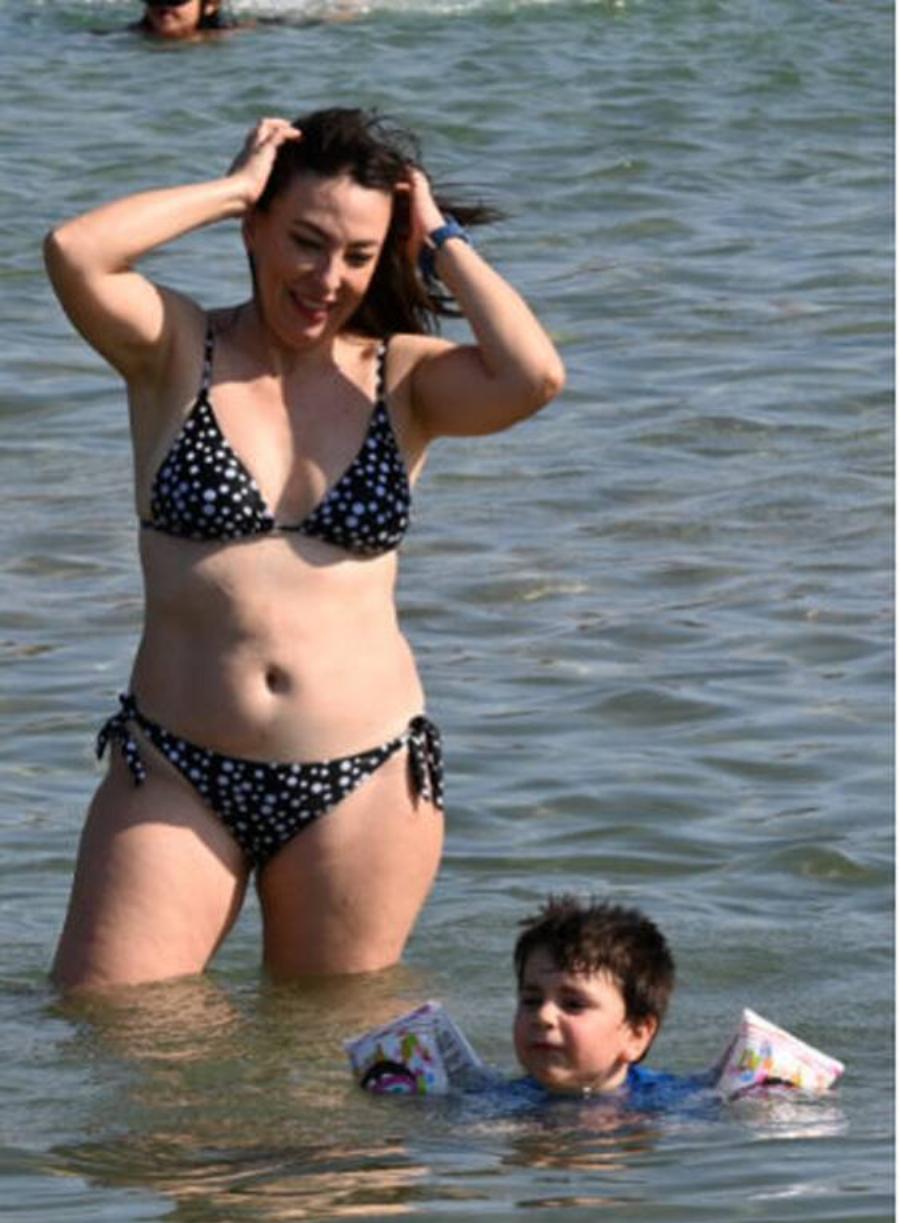 Χωρίς ρετούς και με κορμάρα στα 51 της: Η Αλίκη Κατσαβού ποζάρει με το πουά μπικίνι της και τα σχόλια πέφτουν βροχή