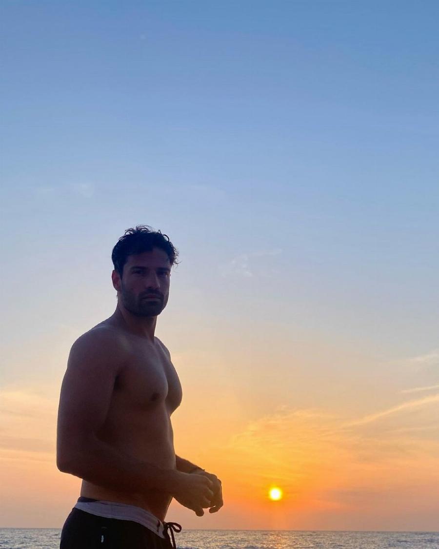 Συνεχίζει να τρελαίνει τις γυναίκες: Σχημάτισε καρδιά στο απέραντο γαλάζιο και την αφιέρωσε στις θαυμάστριές του