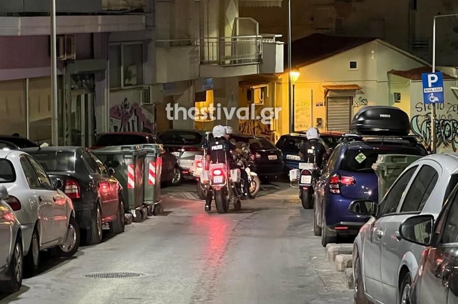 Παράξενο περιστατικό στην Θεσσαλονίκη: Παρέα νεαρών έκαψε εικόνα της Παναγίας με κεριά και έριξε μολότοφ