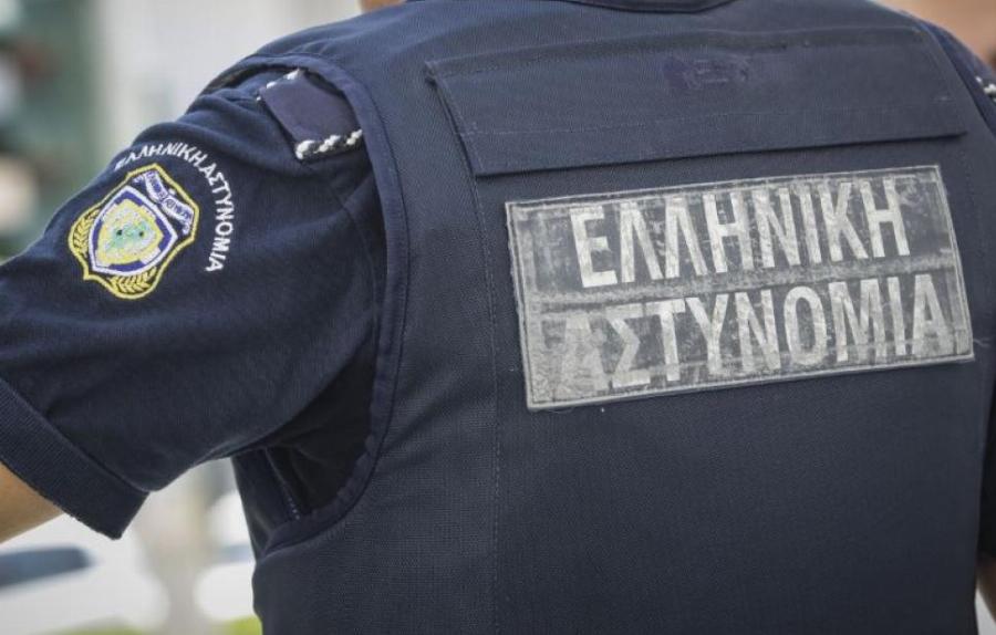 Όλο το Ίντερνετ μιλάει για αυτόν: Αστυνομικός-πρότυπο παίρνει από το χέρι τυφλή γυναίκα και την βοηθάει να περάσει τον δρόμο στην Αθήνα