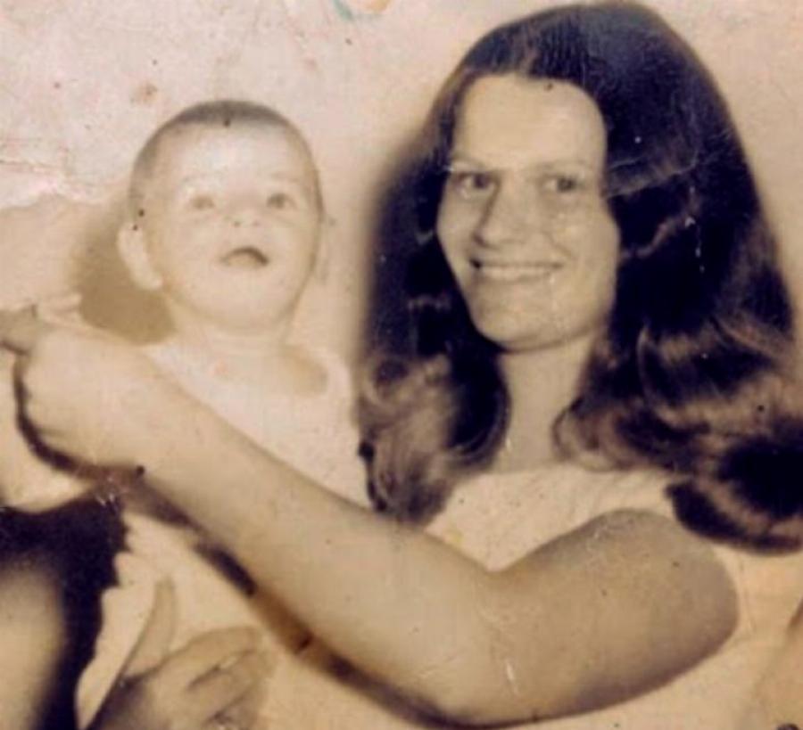 Σάκης Ρουβάς: Η μητέρα του τον γέννησε στα 17 της, χώρισε με δύο παιδιά και σήμερα είναι μία όμορφη γιαγιά