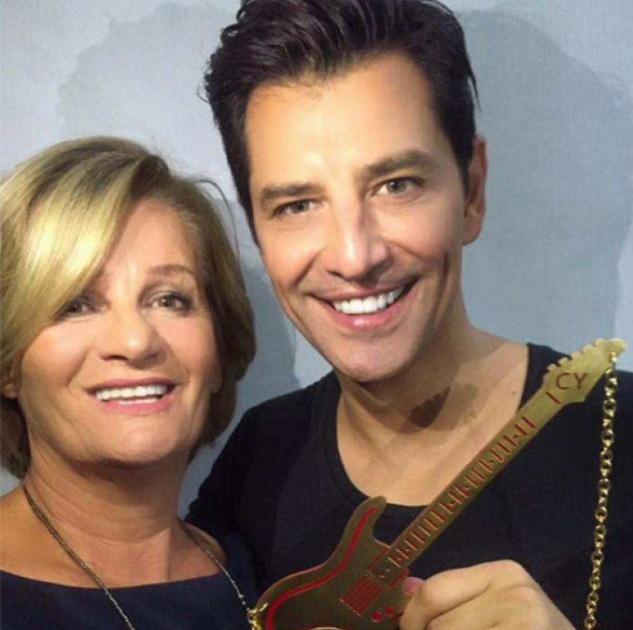 Σάκης Ρουβάς: Η μητέρα του τον γέννησε στα 17 της, χώρισε με δύο παιδιά και σήμερα είναι μία όμορφη γιαγιά