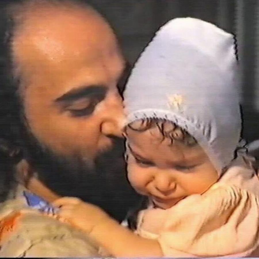 Γιάννης Ζουγανέλης: Η vintage φωτογραφία από την εποχή του 80′ και η τρυφερή αγκαλιά με την μικρή Ελεονώρα