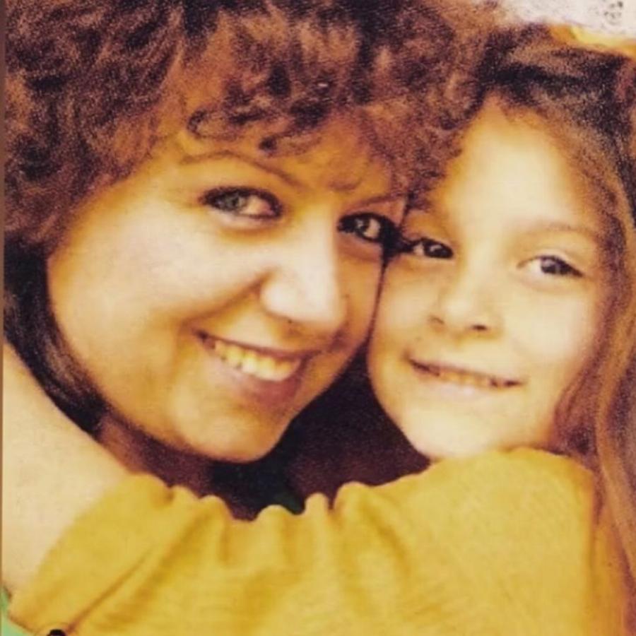 Γιάννης Ζουγανέλης: Η vintage φωτογραφία από την εποχή του 80′ και η τρυφερή αγκαλιά με την μικρή Ελεονώρα