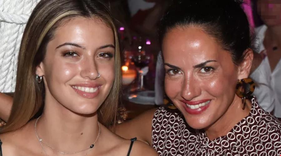 Μαμά και κόρη εν δράσει: Η Εύη Αδάμ πήγε για ψώνια με την Δανάη Λιβιεράτου και μοιάζουν σαν αδερφές