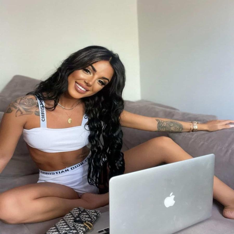 Με τρέσες και έντονες βλεφαρίδες: Ένα χρόνο μετά η Σύλια του Big Brother είναι αγνώριστη