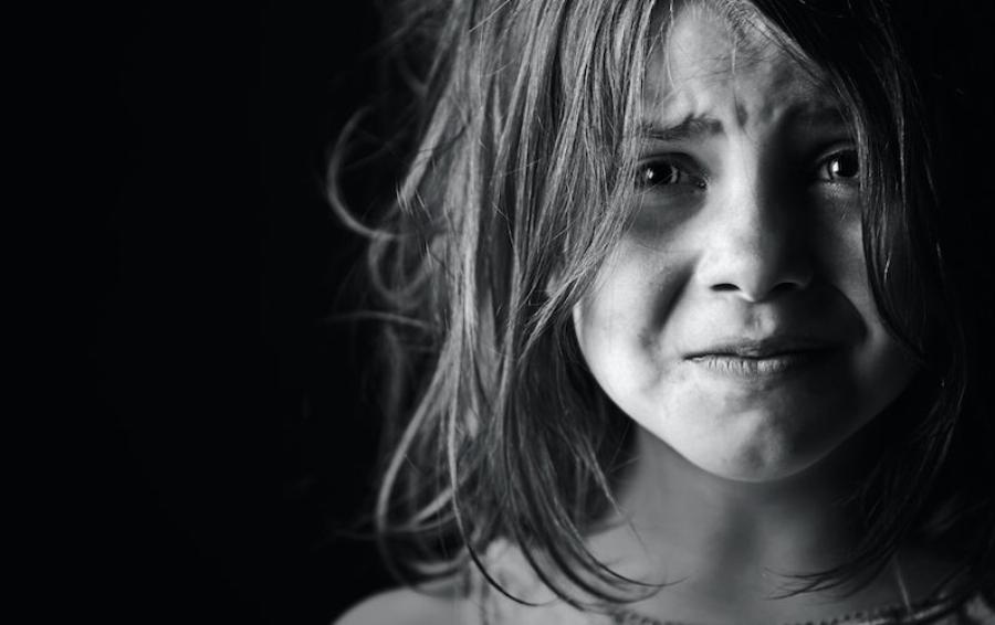 Ποιο κράτος ξεφτιλίζει έτσι ένα παιδί;: «Μας έκοψαν το ρεύμα και δεν έχω τσάντα για το σχολείο. Θα πηγαίνω τα βιβλία μου αγκαλίτσα»