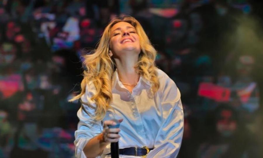 Νατάσα Μποφίλιου: Η μεγάλη οικογένεια, η καριέρα, ο πρώτος έρωτας της ζωής της και ο γάμος στην Ταράτσα με 400 καλεσμένους