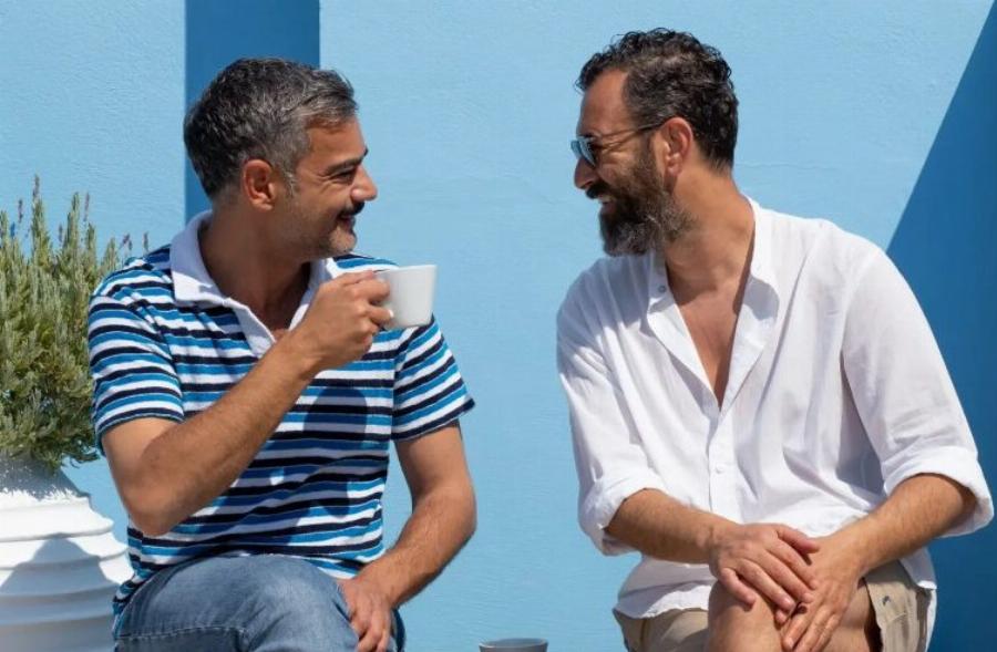 Πιο ερωτευμένος από ποτέ ο Άγγελος Μπράτης: «Σπάει» τα ταμπού και ποζάρει αγκαλιά με τον σύντροφό του μπροστά στο φακό