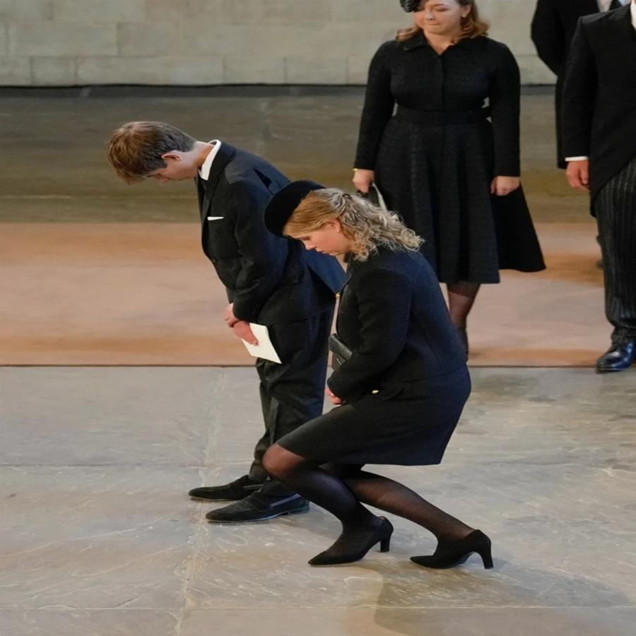 Οι “royals” δεν κλαίνε: Η αγαπημένη εγγονή της βασίλισσας Ελισάβετ Λαίδη Λουίζ Γουίνσδορ που έσπασε το πρωτόκολλο