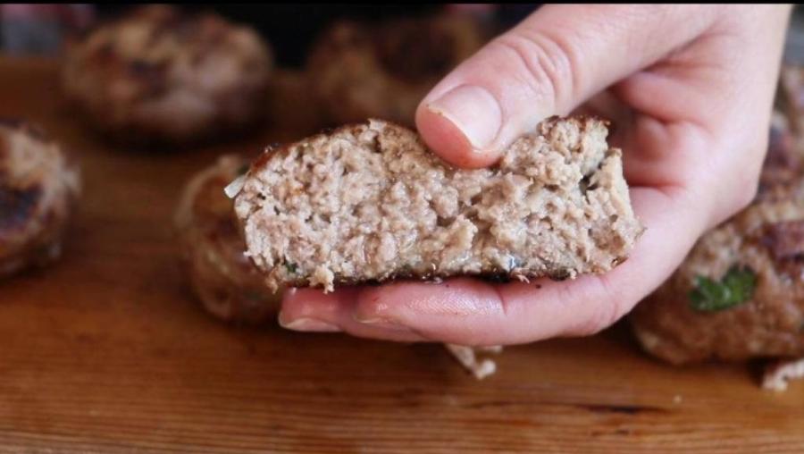 Ο σωστός ο κεφτές: Το μυστικό για “μπαμπάτσικα” μπιφτέκια με ξύδι και άλλα 2 υλικά