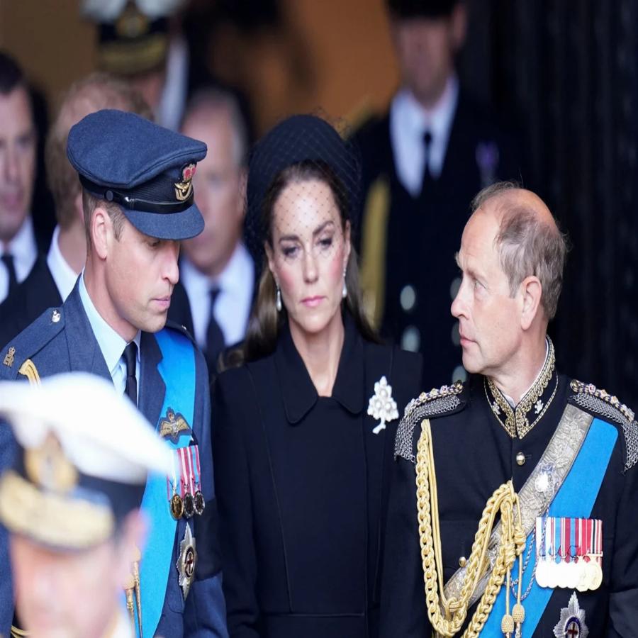 Οι “royals” δεν κλαίνε: Η αγαπημένη εγγονή της βασίλισσας Ελισάβετ Λαίδη Λουίζ Γουίνσδορ που έσπασε το πρωτόκολλο