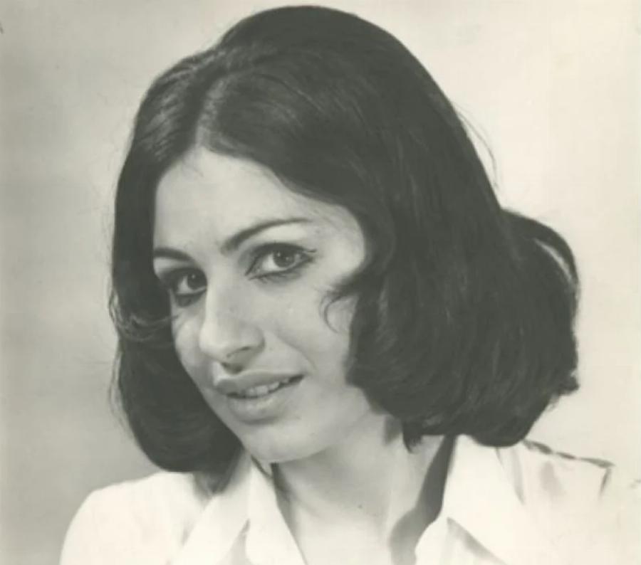 Χάρις Αλεξίου: Τα φτωχικά χρόνια, η μητέρα της από τη Μικρά Ασία, οι δύο γάμοι, η υιοθεσία και η λεωφόρος με το όνομα της