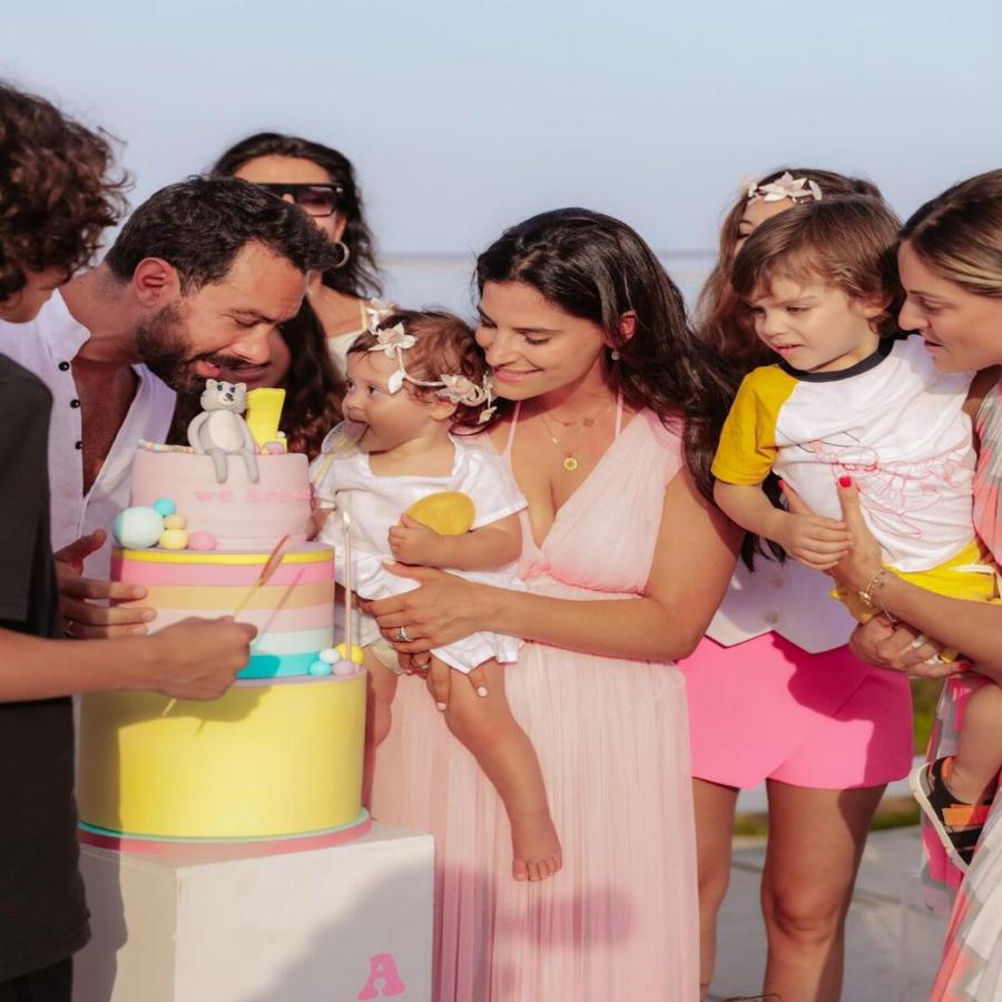 Η βάφτιση – υπερπαραγωγή των διδύμων Τανιμανίδη – Μπόμπα: Οι 8 Νονοί, πρωτότυπα ονόματα και διάσημοι καλεσμένοι