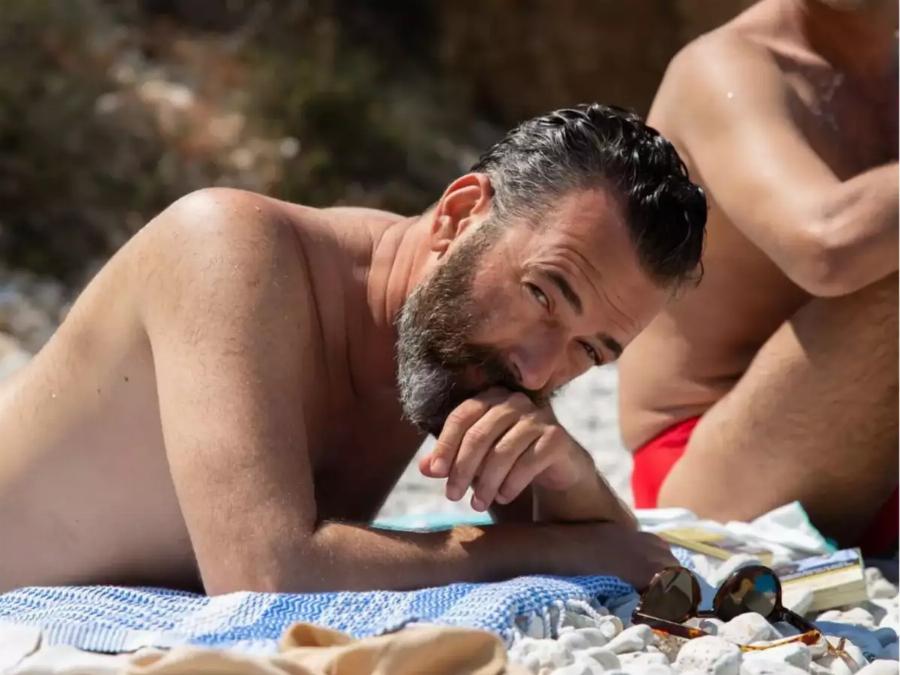 Πιο ερωτευμένος από ποτέ ο Άγγελος Μπράτης: «Σπάει» τα ταμπού και ποζάρει αγκαλιά με τον σύντροφό του μπροστά στο φακό