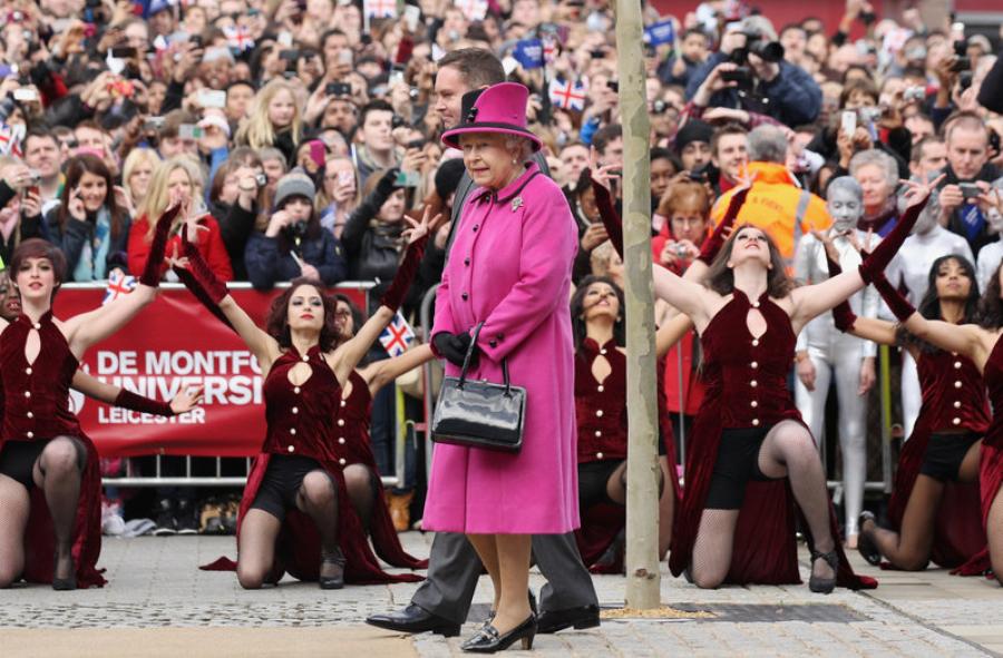 Λίγοι το γνωρίζουν: Ο λόγος που η βασίλισσα Ελισάβετ φορούσε πάντα φωσφοριζέ ρούχα
