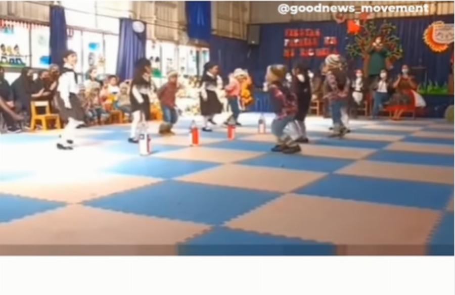 Δάκρυα συγκίνησης: Μπαμπάς βλέπει την κορούλα του χωρίς «παρτενέρ» στη σχολική γιορτή και κάνει κάτι πολύ συγκινητικό