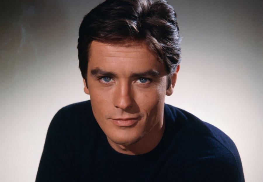 Μοντέλο, μελαχρινός και κούκλος: Ο 26χρονος γιος του Αλέν Ντελόν πήρε την ομορφιά και τη γοητεία του πατέρα του