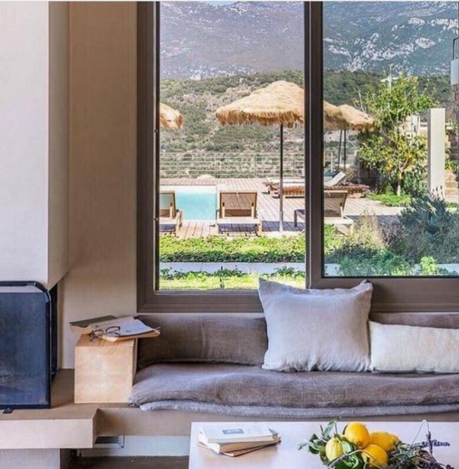 Πετρόχτιστο με υδρομασάζ και θέα το απέραντο γαλάζιο: Το πολυτελέστατο ξενοδοχείο των Σταυροπούλου-Χατζηπαναγιώτη στη Μεσσηνιακή Μάνη