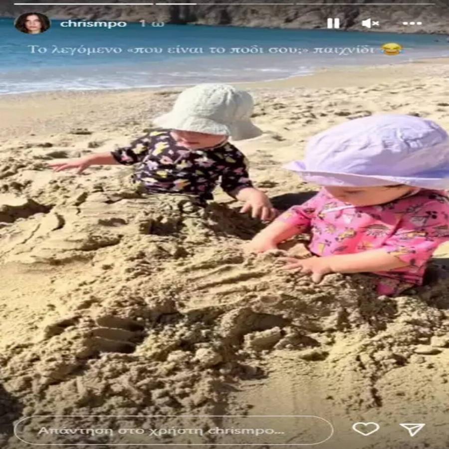 Λίγο ακόμα καλοκαίρι: Η Χριστίνα Μπόμπα περνάει στιγμές στην παραλία με τις κόρες τους λίγο πριν τη βάφτισή τους