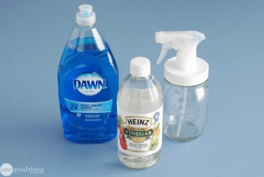 Καθάρισμα παντζουριών: Ο καλύτερος, οικονομικότερος και ευκολότερος τρόπος για να τα κάνετε να αστράφτουν