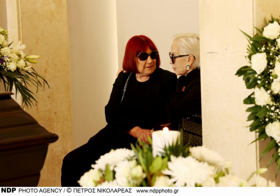 Συγκινήθηκε όλη η Ελλάδα: Η στιγμή που η Ζωζώ Σαπουντζάκη φιλάει το φέρετρο της Μάρθας Καραγιάννη και ξεσπάει σε λυγμούς