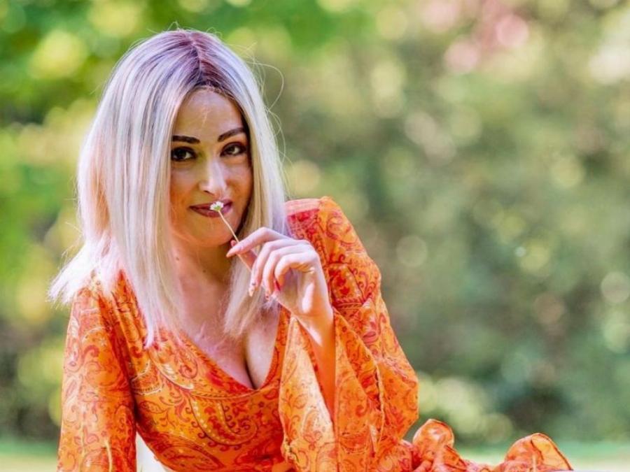 Άψογο κορμί με μίνι φούστα και crop top: Η Ιωάννα Παλιοσπύρου δείχνει το καλλίγραμμο σώμα της και περνάει δυνατό μήνυμα