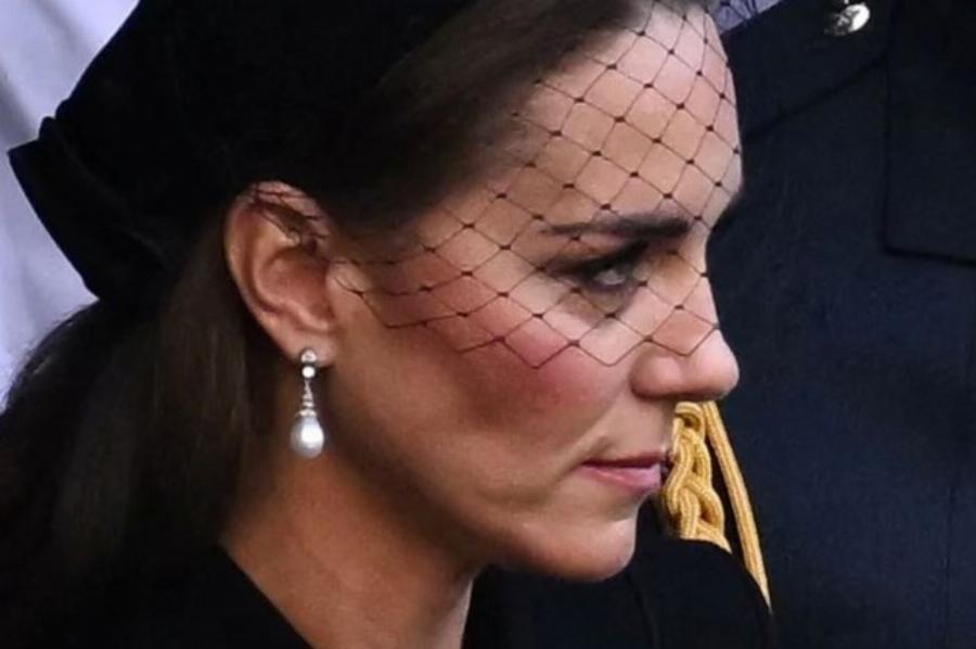 Με τα σκουλαρίκια της Νταϊάνα: Η Κέιτ τίμησε την αδικοχαμένη πριγκίπισσα στην πομπή της βασίλισσας