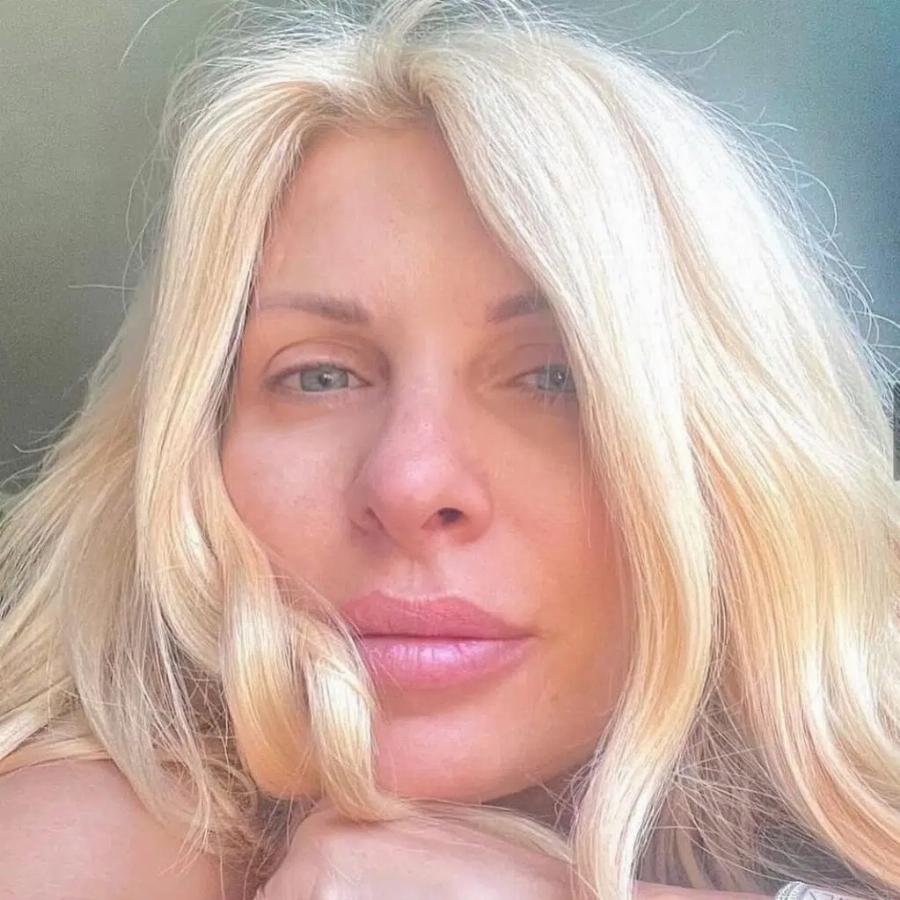 Αγουροξυπνημένη και χωρίς μακιγιάζ μας αφήνει άφωνους: Πως καταφέρνει η Ελένη Μενεγάκη να είναι πραγματικά εκθαμβωτική