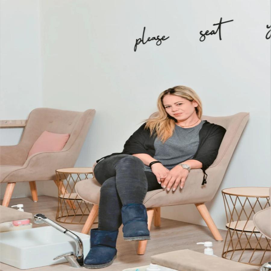 Πως τα φέρνει καμία φορά η ζωή: Η Ελένη Κατσέλη από «πριγκίπισσα του ψωμιού», εργαζόμενη στο νυχάδικο της