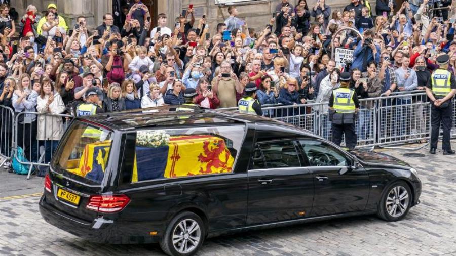 Το μυστικό αποκαλύπτεται: Πως διατηρείται η σορός της Βασίλισσας Ελισάβετ για να προστατευθεί από τη σήψn μετά από 9 μέρες