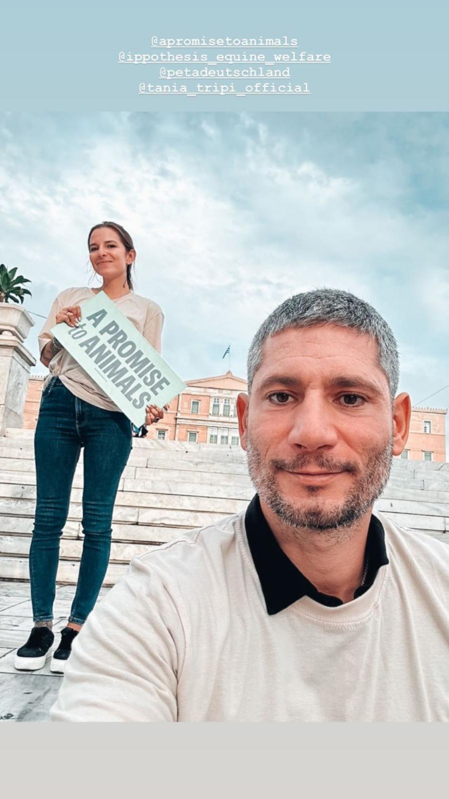 Με πλακάτ και συνθήματα η Εριέττα Κούρκουλου: Σε διαμαρτυρία στο Σύνταγμα με τον γιο και τον σύζυγό της