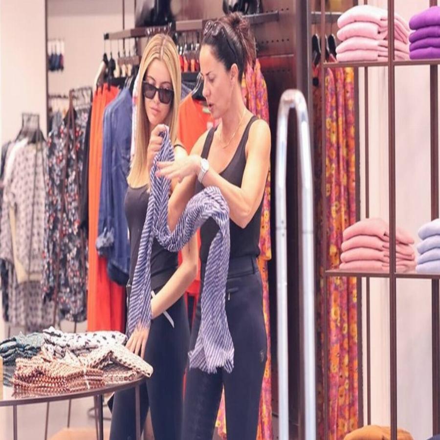 Μαμά και κόρη εν δράσει: Η Εύη Αδάμ πήγε για ψώνια με την Δανάη Λιβιεράτου και μοιάζουν σαν αδερφές